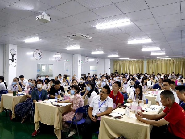 隆實想要不斷地進步，就得活到老學(xué)到老